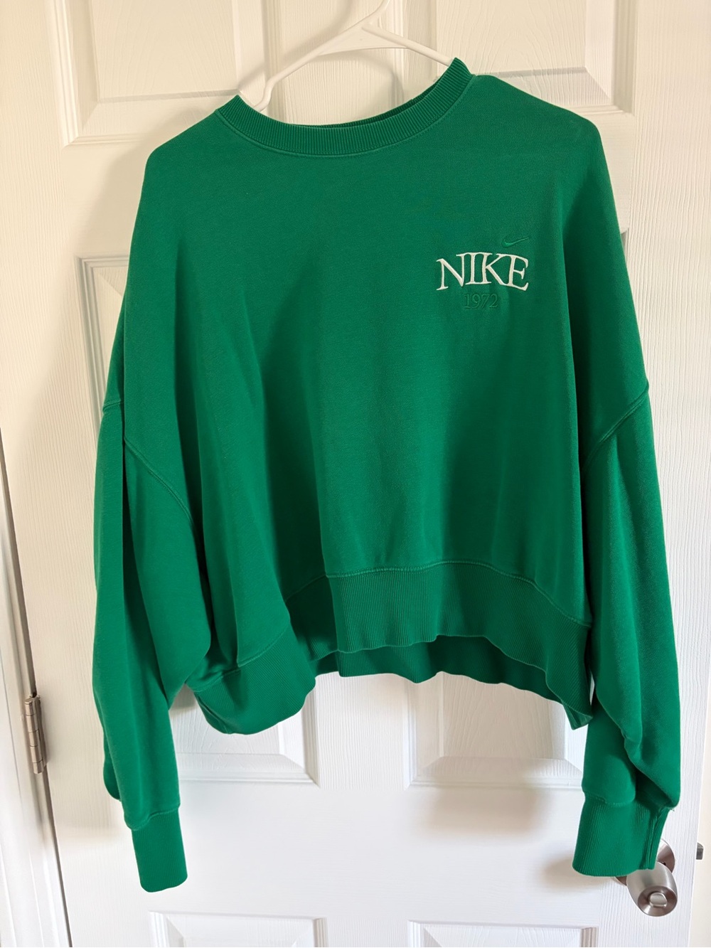 Nike Women's Emerald Green Cropped Crewneck Sweatshirt
